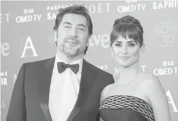  ??  ?? Javier Bardem and Penelope Cruz kept their personal and profession­al lives totally separate while filming ‘Loving Pablo’.