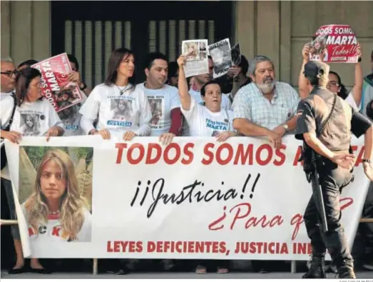  ?? JUAN CARLOS MUÑOZ ?? Una protesta en la Audiencia de Sevilla coincidien­do con el inicio del juicio por el asesinato de Marta del Castillo.