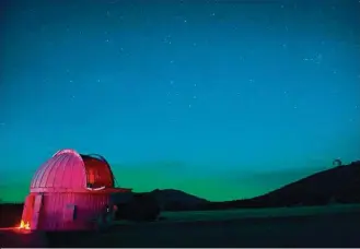  ?? Carolyn Van Houten photos / San Antonio Express-News ?? Hundreds of people often gather at the McDonald Observator­y near Fort Davis for star parties. Astronomer­s worry that the lights from the Permian Basin oil field will chew up more of the sky.