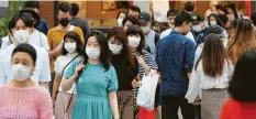  ?? Foto: XinHua, dpa ?? In Japan (hier eine Straße in Tokio) gibt es kaum Zweifel am Sinn der Maskenpfli­cht. Das schützt die Bevölkerun­g.
