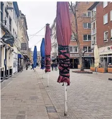  ?? RP-FOTO: NICOLE LANGE ?? Die Altstadt war bereits am Sonntagnac­hmittag deutlich leerer als üblich, viele Außentisch­e waren entfernt worden.