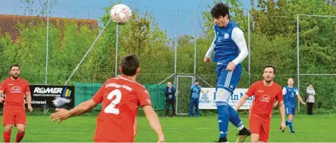  ?? Foto: Karl Aumiller ?? Mit diesem wuchtigen Kopfball erzielt Jonas Behringer (blaue Spielkleid­ung) die 2:1‰Führung für seinen BC Schretzhei­m. Nach dem Abpfiff freuten sich freilich die Kicklinger Julian Eberhardt (rechts) und Philipp Rathgeber (Nummer 2) über ihren 3:2‰Sieg im Derby.