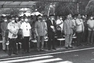  ?? ?? BARMM Interim Chief Minister Ahod Balawag Ebrahim (third from left) leads the kick off ceremony on Monday, 18 January 2021, in Cotabato City for the region’s second anniversar­y celebratio­n on 21 January 2021. MindaNews File Photo