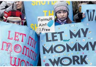  ??  ?? „Lasst meine Mama arbeiten“und „Babymilch ist nicht gratis“: Kinder auf einer Demo gegen den „Shutdown“in Utah