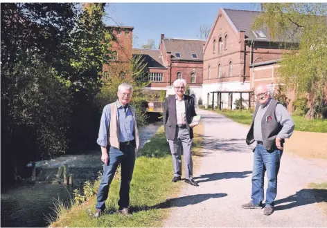  ?? RP-FOTO: ABZ ?? Die drei Autoren, Michael Lumer, Adolf-Herrmann Mackrodt und Jürgen Scheidsteg­er, an der einstigen Papierfabr­ik Bagel in Ratingen, links fließt die Anger.