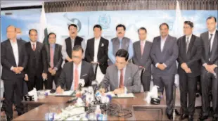  ??  ?? ISLAMABAD
Federal Minister for IT and Telecommun­ication, Syed Amin-ul-Haque and Chairman Senate, Muhammad Sadiq Sanjrani witnessing contract signing for High Speed Mobile Broadband 4G Project in Chaghi & Nushki Districts of Balochista­n. -APP