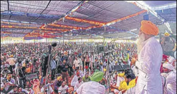  ?? HT PHOTO ?? Bhartiya Kisan Union’s Charuni faction chief Gurnam Singh Charuni addressing farmers at the Amarkot grain market in Tarn Taran on Thursday.