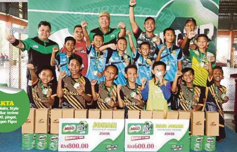  ??  ?? PING Loong (belakang tiga dari kiri) dan Nik Radzi (kiri) meraikan kejayaan pasukan terbaik kategori B-12.