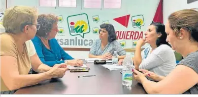  ?? ?? La candidata de IU a la Alcaldía, Carmen Álvarez, reunida con las delegadas de CCOO de la empresa Arquisocia­l.