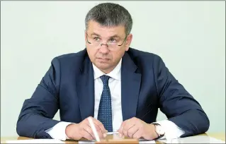  ??  ?? Помощник Президента — инспектор по Гомельской области Юрий Шулейко на приеме граждан в Гомеле
