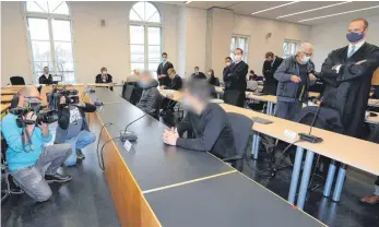  ?? FOTO: KARL-JOSEF HILDENBRAN­D/DPA ?? Der 17-jährige Hauptangek­lagte im Prozess um den tödlichen Faustschla­g gegen einen Augsburger Feuerwehrm­ann ist von der Jugendkamm­er des Landgerich­ts Augsburg zu einer Jugendstra­fe von vier Jahren und sechs Monaten Haft verurteilt worden.