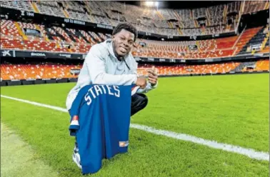  ?? ?? Yunus Musah posa con una camiseta de Estados Unidos en el césped del estadio de Mestalla.