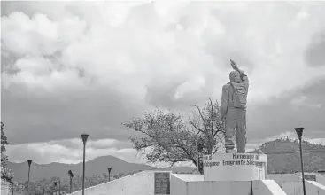  ?? Marie D. De Jesús / Houston Chronicle ?? El pueblo de Salcajá, en Guatemala, rinde homenaje a los emigrantes con una estatua en su honor que mira hacia el norte.