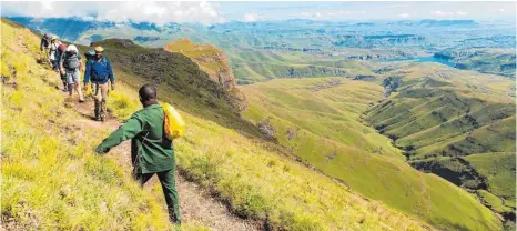  ?? FOTOS: OLIVER GERHARD ?? Auf dem Weg zum Gipfel des Sentinel genießen die Wanderer den Blick auf die spektakulä­re Landschaft mit Seen und tiefen Tälern.