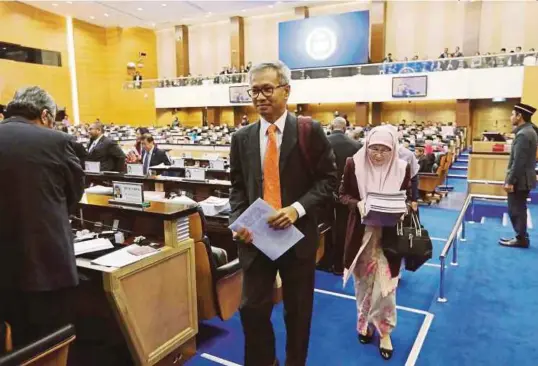  ?? [FOTO IHSAN PARLIMEN] ?? Ahli Parlimen pembangkan­g keluar dari Dewan Rakyat, semalam.