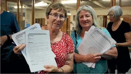  ?? KENDALL HUTT/STUFF ?? Caroline Knox and Faye Christian will be asking neighbours to submit to AT for action on Glenvar Rd.