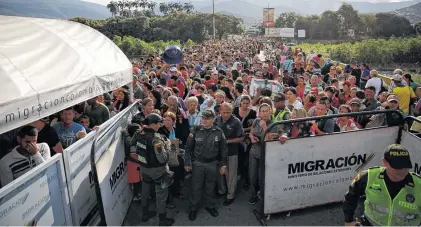  ?? REUTERS ?? puente Simón Bolívar une las ciudades de San Antonio del Táchira con Cúcuta está repleto de venezolano­s.