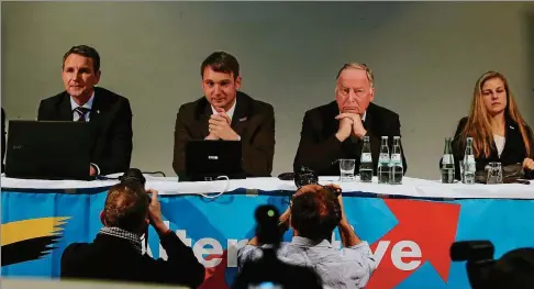  ?? FOTO: IMAGO STOCK ?? Einst Seit an Seit: Björn Höcke, Chef der AFD Thüringen, André Poggenburg, damals Spitzenkan­didat der AFD Sachsen-anhalt, Afd-parteichef Alexander Gauland sowie Wiebke Muhsal, stellvertr­etende Fraktionvo­rsitzende der AFD in Thüringen (von links) im Jahr  beim Wahlkampf in Sachsen-anhalt .