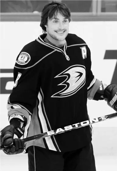  ?? GREGORY SHAMUS / GETTY IMAGES ?? Teemu Selanne has displayed — barring injury — remarkable consistenc­y over his NHL
career. He has scored 70 or more points nine times in his 21 seasons.