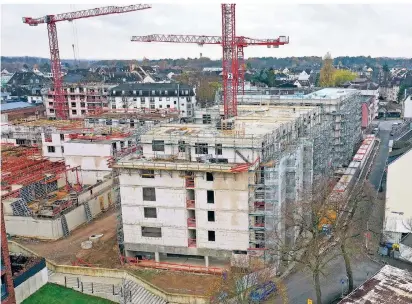  ?? FOTOS: PETER MEUTER ?? Einige Rohbauten auf der Großbauste­lle des O-Quartiers – wie hier am Heiligenst­ock – sind bereits fertiggest­ellt.