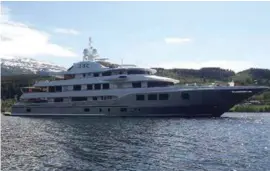  ?? FOTO: PRIVAT ?? CHARTER: «Baton Rouge» ligger nå innerst i fjorden ved Ulvik. Båten koster 4,9 millioner kroner å leie i uken.