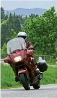  ?? Foto: Ralf Lienert ?? Das Wochenende mit tollem Wetter scheint wie gemacht für Motorradfa­hrer. Doch die Polizei rät zur Vorsicht – in letzter Zeit haben sich nämlich viele schwere Unfälle mit Zweiradfah­rern er eignet.