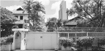  ??  ?? A view of an empty guard post outside former Prime Minister Lee Kuan Yew’s Oxley Road residence in Singapore. — Reuters photo