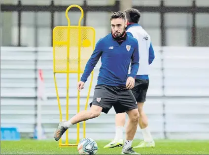  ?? FOTO: JUAN ECHEVERRÍA ?? En línea ascendente
Unai López realiza un ejercicio con balón durante el entrenamie­nto de ayer en Lezama