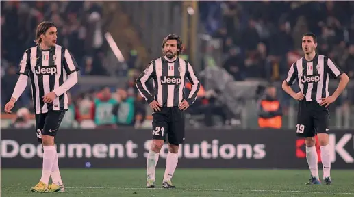  ?? FOTOPRESS ?? Gli juventini con lo sguardo nel vuoto durante la partita persa sabato con la Roma: da sinistra Alessandro Matri, Andrea Pirlo e Leonardo Bonucci