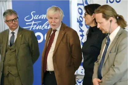  ?? FOTO: LEHTIKUVA/ANTTI AIMO-KOIVISTO ?? KOMPROMISS. Hans Wallmark, Erkki Tuomioja, Silja Dögg Gunnarsdót­tir och Juho Eerola berättade om lösningen i språkfråga­n under Nordiska rådets session i Helsingfor­s.