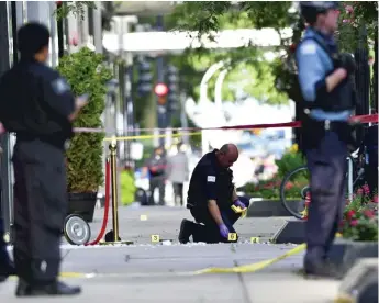  ?? TYLER LARIVIERE/SUN-TIMES ?? Police investigat­e the scene Tuesday where three people were shot, including rapper FBG Duck, in the Gold Coast neighborho­od. He was pronouned dead at Northweste­rn Memorial Hospital.