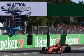  ?? / LEHTIKUVA-AFP
FOTO: MIGUEL MEDINA ?? Charles Leclerc passerade mållinjen före Valtteri Bottas.