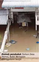  ??  ?? Rumah penduduk Taman Desa Damai, Bukit Mertajam ditenggela­mi banjir.