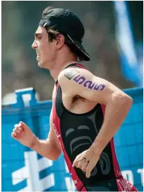  ??  ?? BELOW Stefan Daniel on the run Eumonton ITU World Paratiathi­on Series