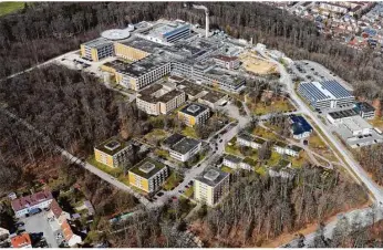  ?? Foto: Geyer Luftbild ?? Streitthem­a Klinikgelä­nde: Für die künftige Wohnbebauu­ng soll auch Wald auf dem Heidenheim­er Schlossber­g weichen.