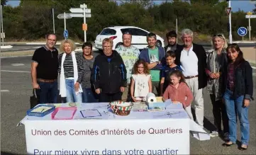  ?? (Photos B. G.-C.) ?? Au niveau du carrefour accidentog­ène, le stand a attiré de nombreuses personnes laissant espérer  signatures à la fin de la journée.