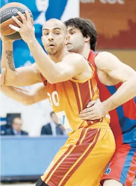  ??  ?? Carlos Arroyo, arriba durante un juego del Galatasara­y, cuenta con ofertas de los Cangrejero­s y los Vaqueros.