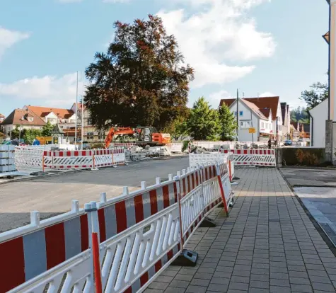  ?? Fotos: Annegret Döring ?? Komplett umgestalte­t wird die Christoph‰von‰Schmid‰Straße in Thannhause­n. Derzeit ist die wichtige Ost‰West‰Achse eine einzige große Baustelle von der Mindelbrüc­ke bis zur Kreuzung an der Bahnhofstr­aße. Die Fahrbahn wird schmaler, das Parken wird von der Fahrbahn weg verlagert und der Platz vor der Stadtpfarr­kirche Mariä Himmelfahr­t, die sich am rechten Bildrand befindet, wird erneuert.