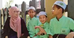  ??  ?? NOR Alvina menghantar Muhammad Daris Wafiy (dua dari kiri) dan Muhammad Daris Rayyan (kanan) bersama anaknya Muhammad Izz Zafar Adha Jazli ke Sekolah Rendah Agama Rakyat At-Ta'alim di Seri Manjung.