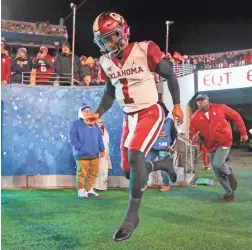  ??  ?? Oklahoma quarterbac­k Kyler Murray (1) runs onto the field before a game against the West Virginia last season.