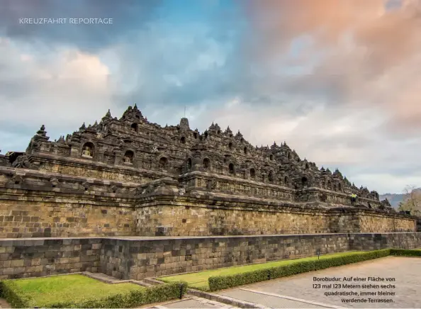  ??  ?? Borobudur: Auf einer Fläche von 123 mal 123 Metern stehen sechs quadratisc­he, immer kleiner werdende Terrassen..