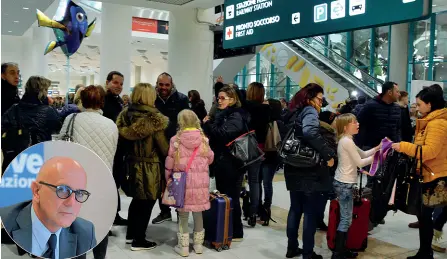  ??  ?? La svolta Nella foto grande l’aeroporto di Bari. Nel tondo il dg Franchini