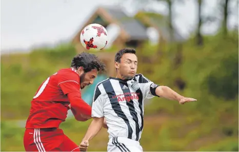  ?? FOTO: VOLKER STROHMAIER ?? Kapitän Andreas Bösch ( r.) zieht mit Mietingen in die nächste WFV- Pokalrunde ein. Wangens Kaan Basar hatte das Nachsehen.