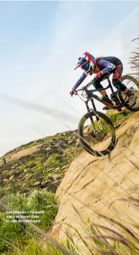  ??  ?? Les femmes n'hésitent pas à se lancer dans le vélo de montagne