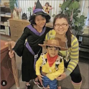  ?? Photo courtesy of Shina Daniel ?? Rosanna Reyes Randle smiles beside her children Jordin, left, and Trey.