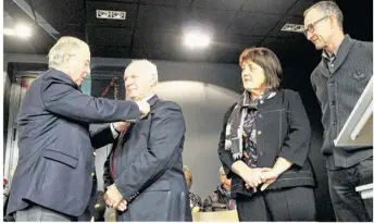 ??  ?? Après la médaille de chevalier du mérite agricole en 1997, Jean Bizet a remis la médaille d’honneur régionale, départemen­tale et communale argent à Jean Pierre Carnet pour ses 22 années d’engagement au sein de la commune.