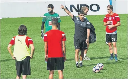  ?? FOTO: J. IGNACIO UNANUE ?? A Austria Mendilibar trabajará con su plantilla lejos de Eibar para seguir preparando su estreno liguero