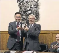  ?? FOTO: PERE PUNTÍ ?? Bartomeu recibe una placa de Magí Trullols, el alcalde