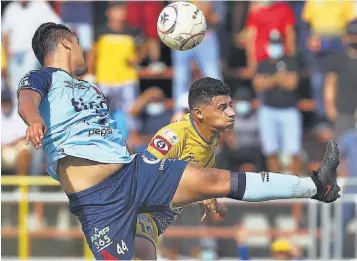  ?? ?? Debutante. El delantero del Alianza, Emerson Mauricio jugó los 90 minutos con los albos en Tierra de Fuego.