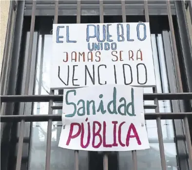  ?? ÁNGEL DE CASTRO ?? Carteles de ánimo y en defensa de la sanidad pública en una vivienda de Zaragoza, este domingo.